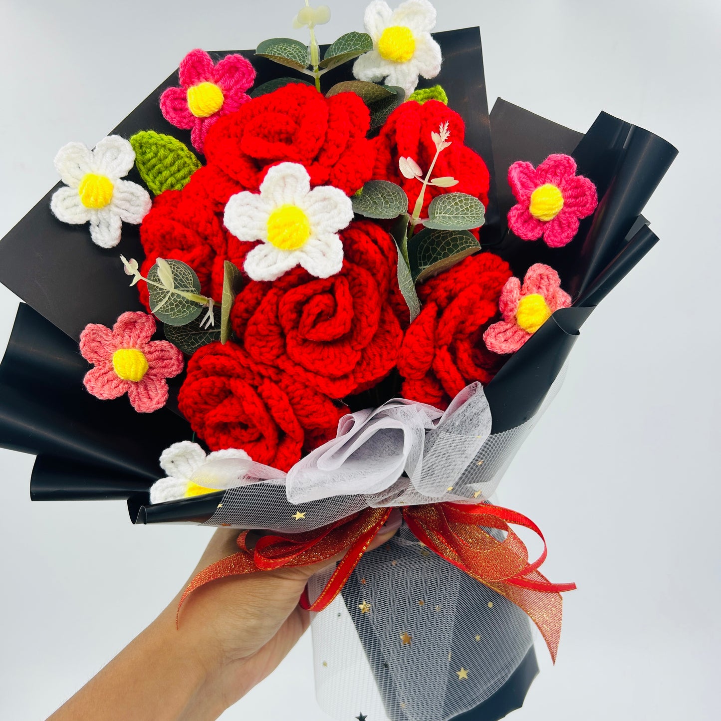 š¹ Handmade Crochet Rose Bouquet ā Knitted Red Roses Daisies Gift for Valentineās Day, Anniversary, or Home DĆ©cor