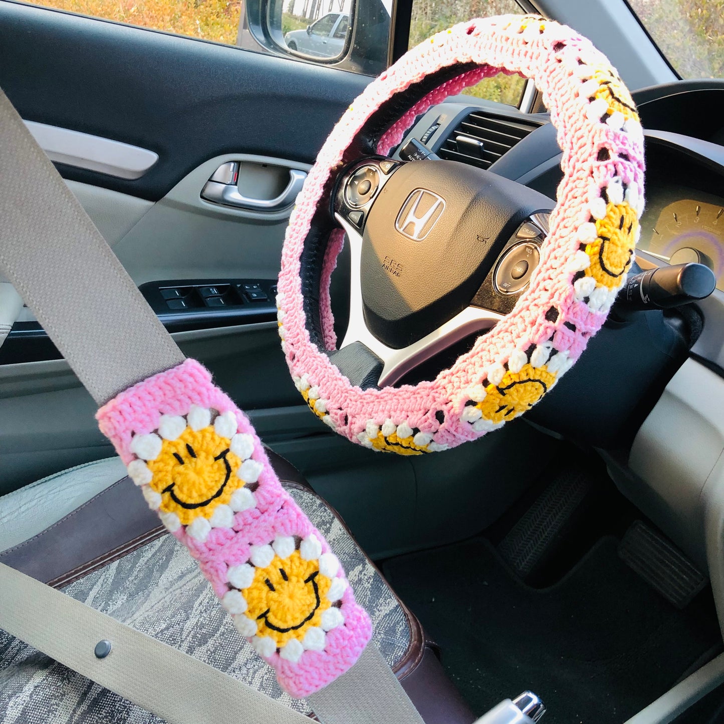 Steering Wheel Cover for women, Crochet cute Smiley face flower seat belt Cover, Car Accessories decorations