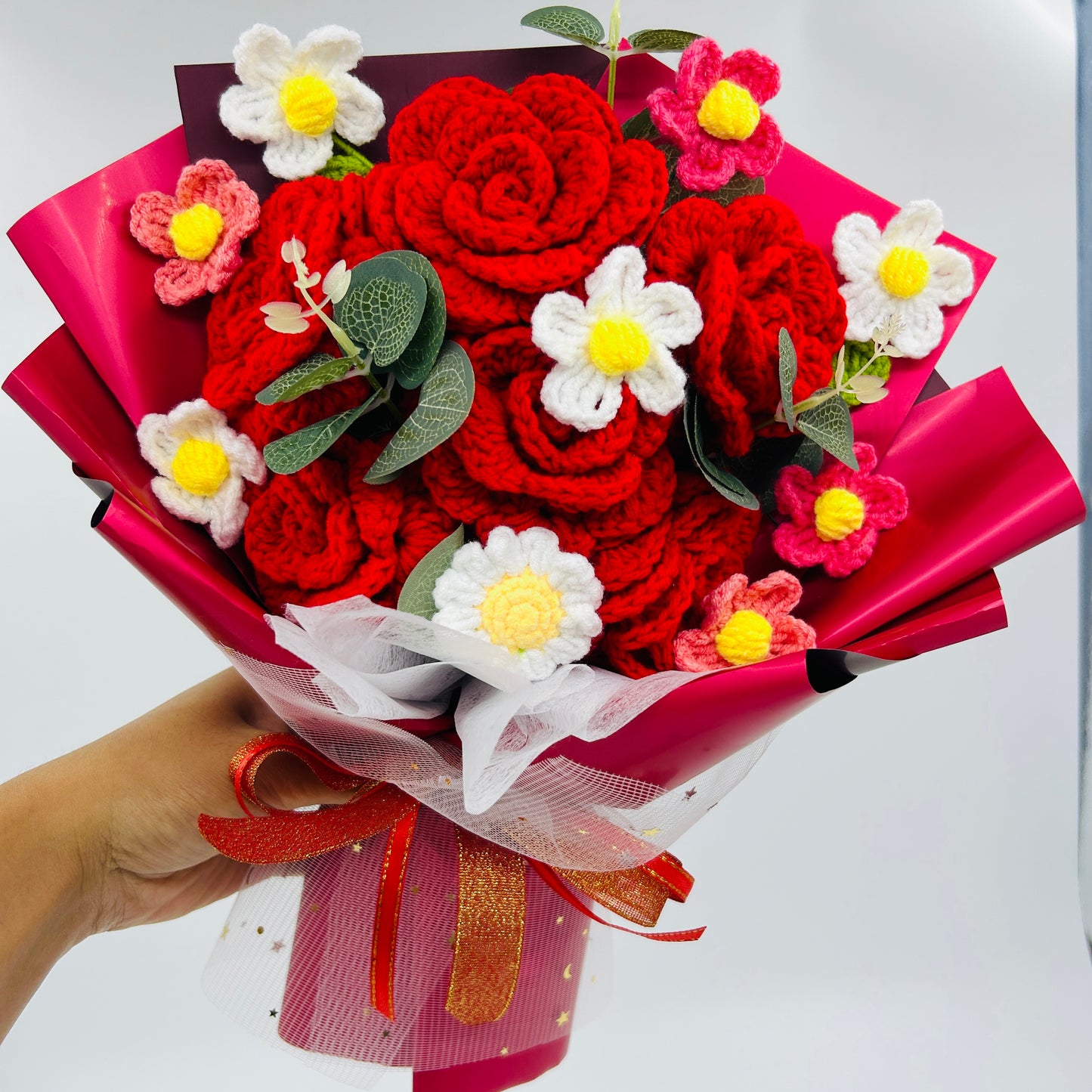 🌹 Handmade Crochet Rose Bouquet – Knitted Red Roses Daisies Gift for Valentine’s Day, Anniversary, or Home Décor