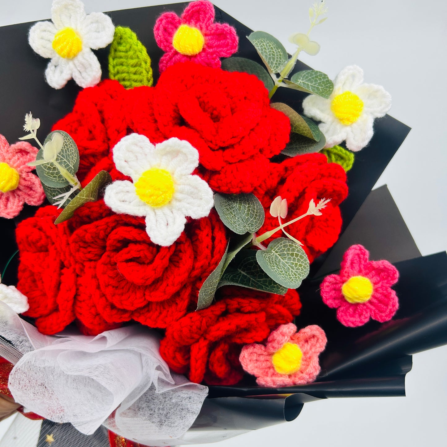 🌹 Handmade Crochet Rose Bouquet – Knitted Red Roses Daisies Gift for Valentine’s Day, Anniversary, or Home Décor