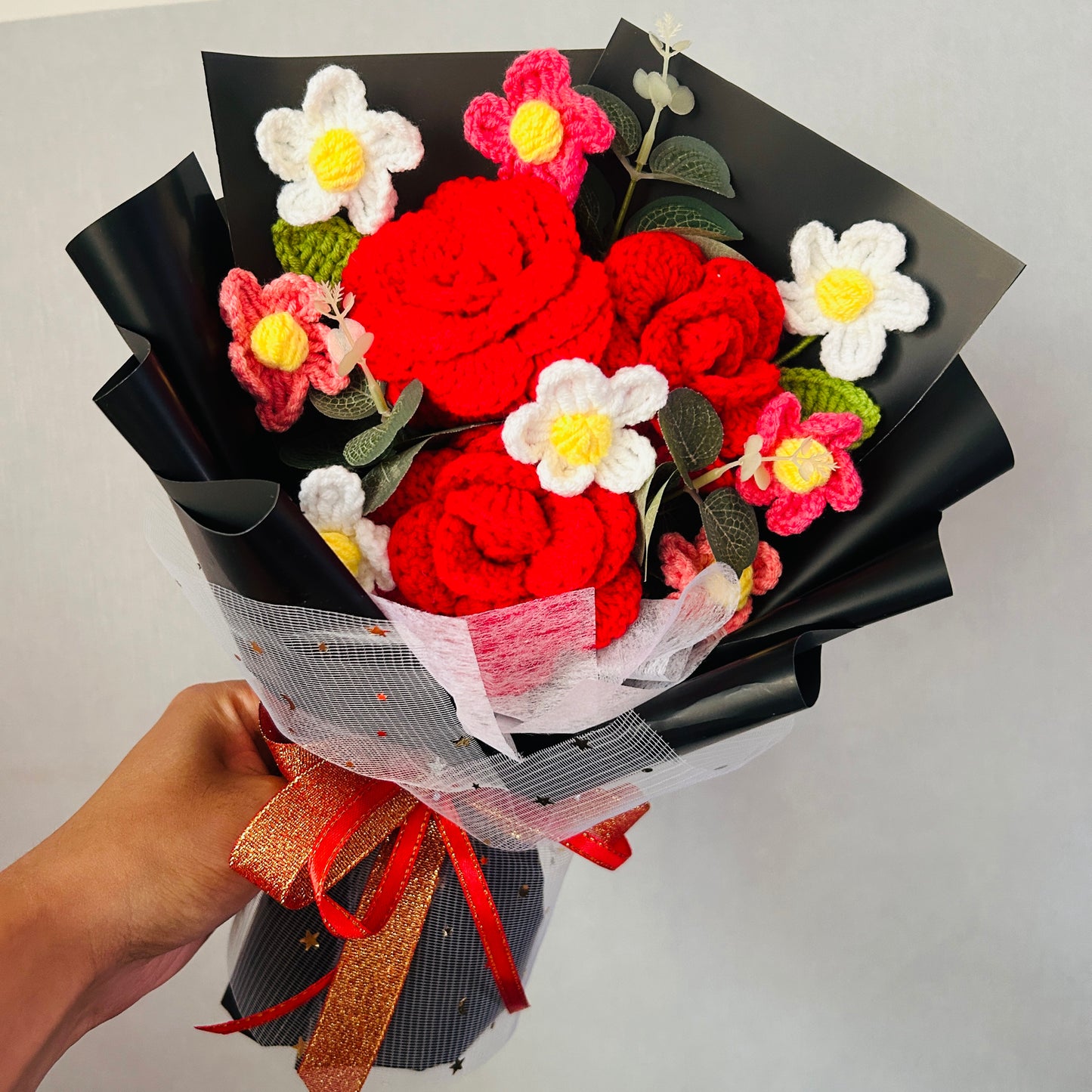 🌹 Handmade Crochet Rose Bouquet – Knitted Red Roses & Daisies Gift for Valentine’s Day, Anniversary, or Home Décor