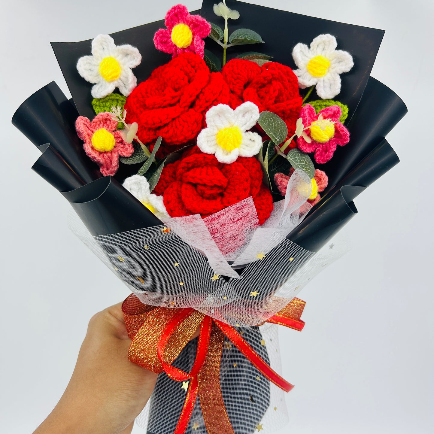 🌹 Handmade Crochet Rose Bouquet – Knitted Red Roses & Daisies Gift for Valentine’s Day, Anniversary, or Home Décor