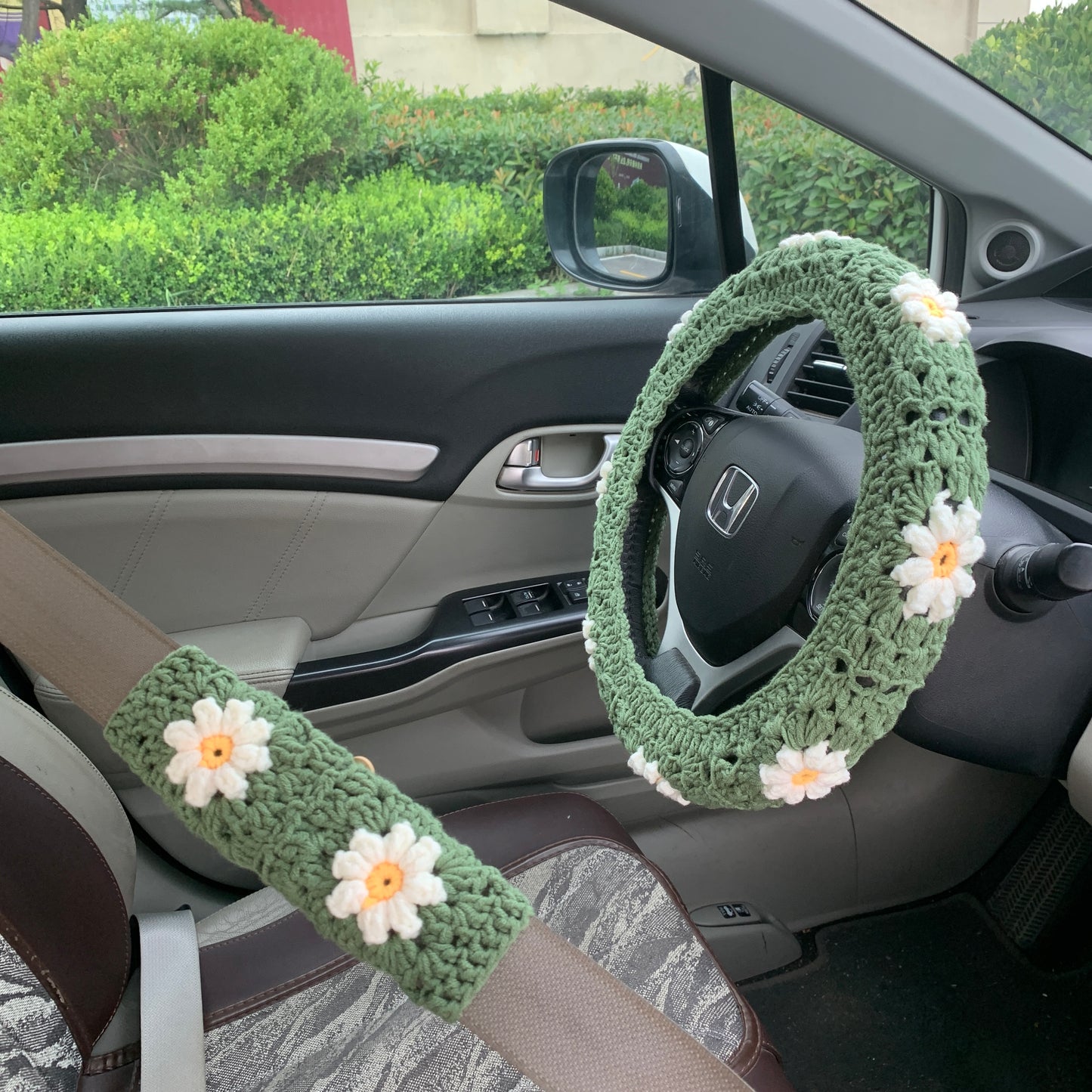 Handmade crochet Steering Wheel Cover for women, cute daisy flower seat belt Cover, Car interior Accessories decorations car gift