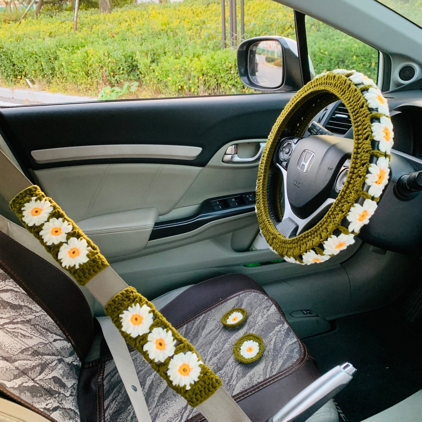 Handmade crochet Steering Wheel Cover for women, cute daisy flower seat belt Cover, car coaster interior Accessories decorations car gift