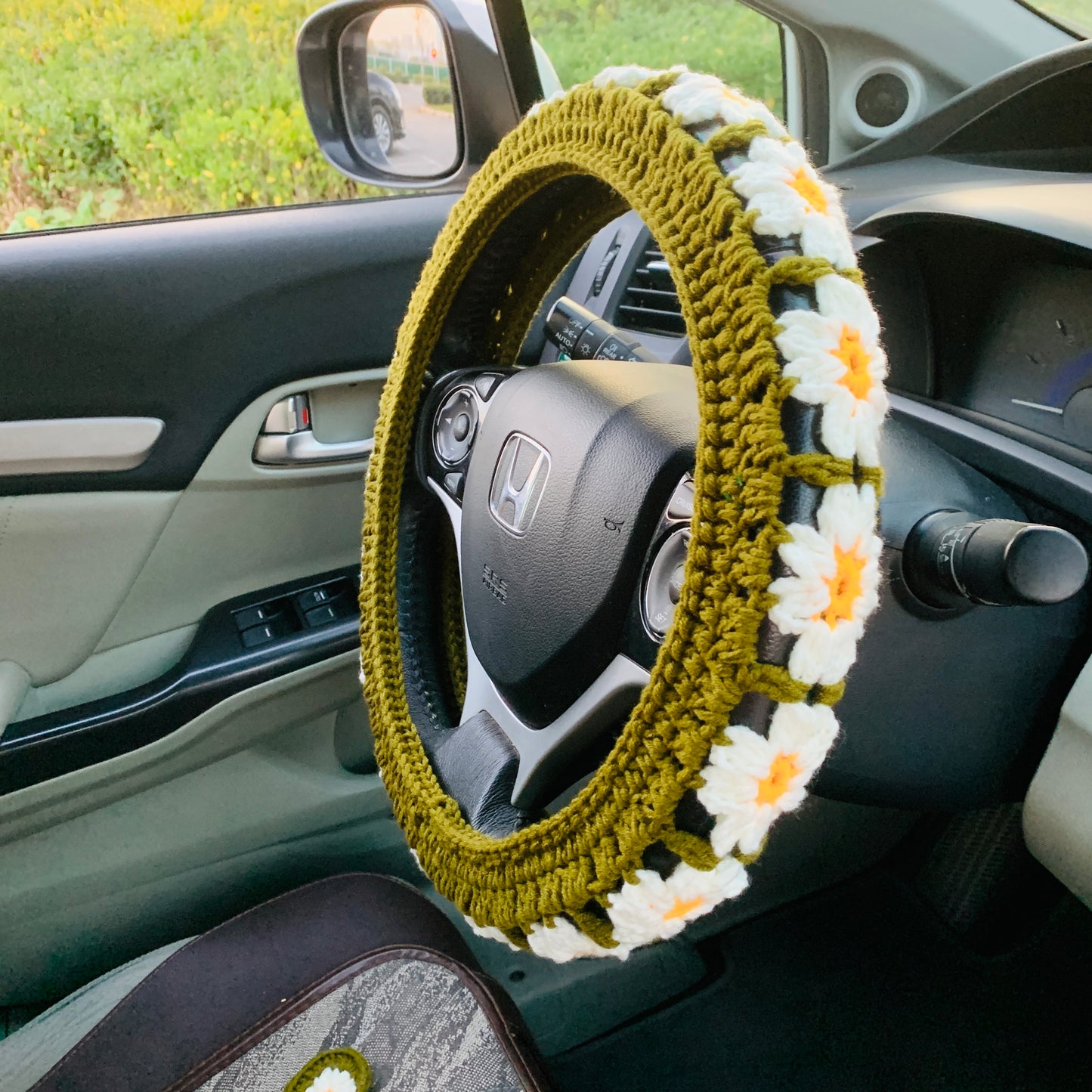 Handmade crochet Steering Wheel Cover for women, cute daisy flower seat belt Cover, car coaster interior Accessories decorations car gift