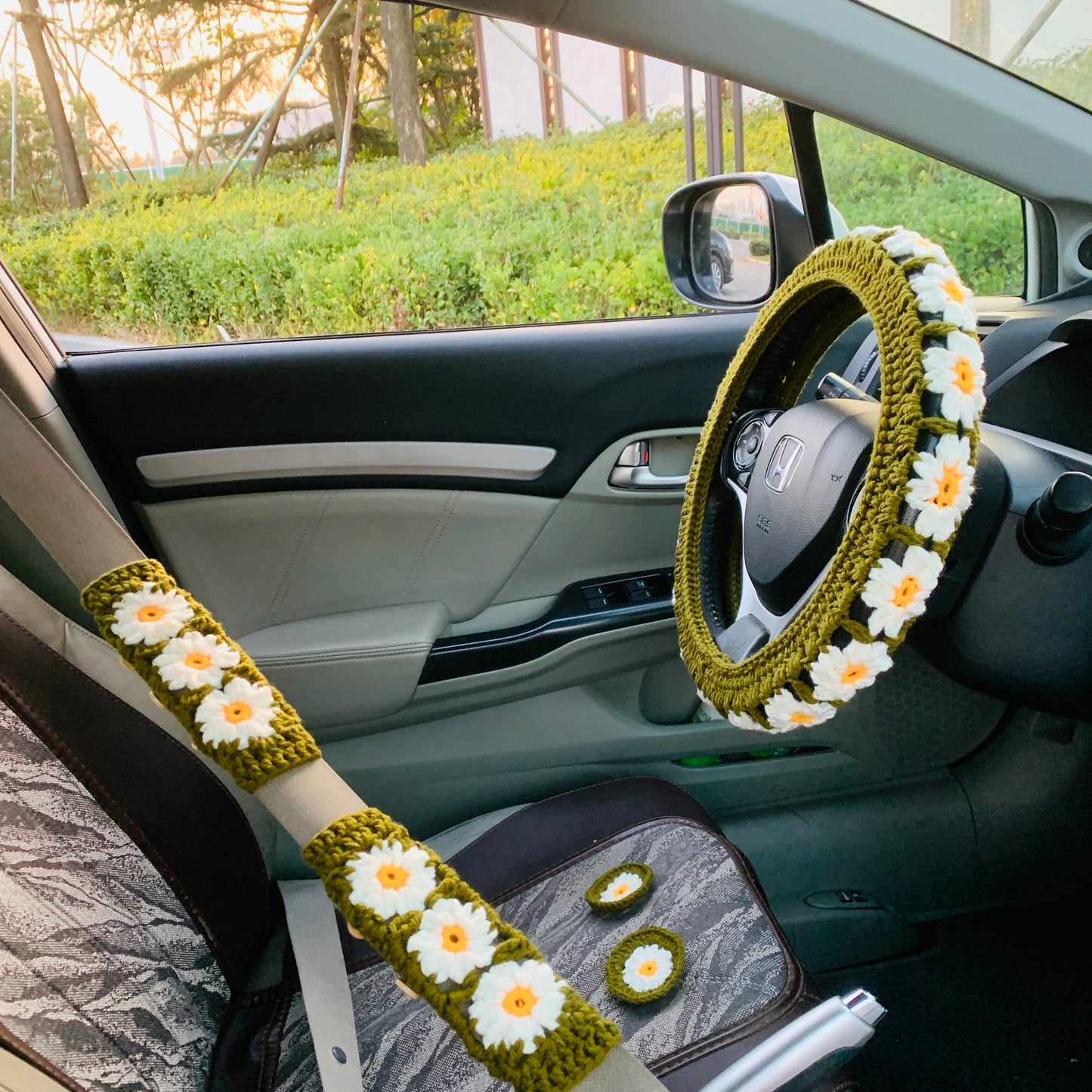 Handmade crochet Steering Wheel Cover for women, cute daisy flower seat belt Cover, car coaster interior Accessories decorations car gift