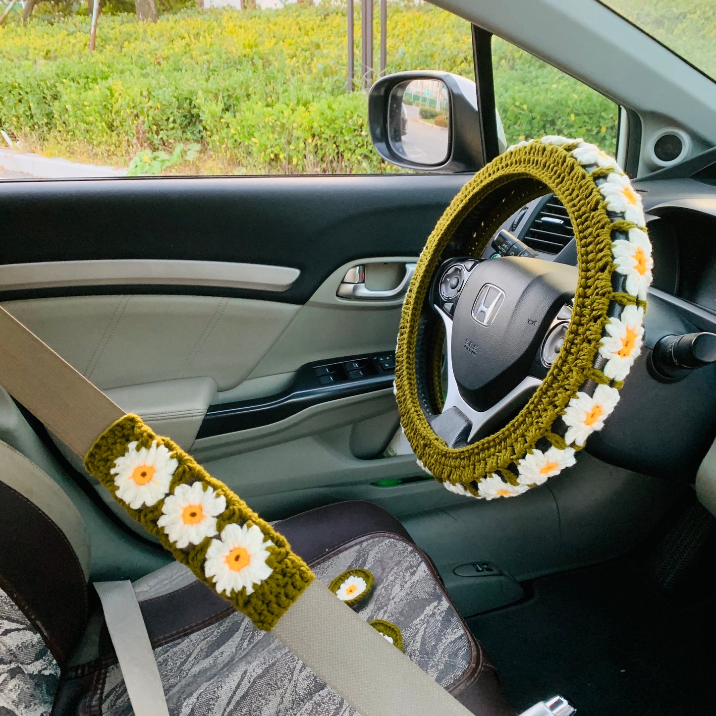 Handmade crochet Steering Wheel Cover for women, cute daisy flower seat belt Cover, car coaster interior Accessories decorations car gift